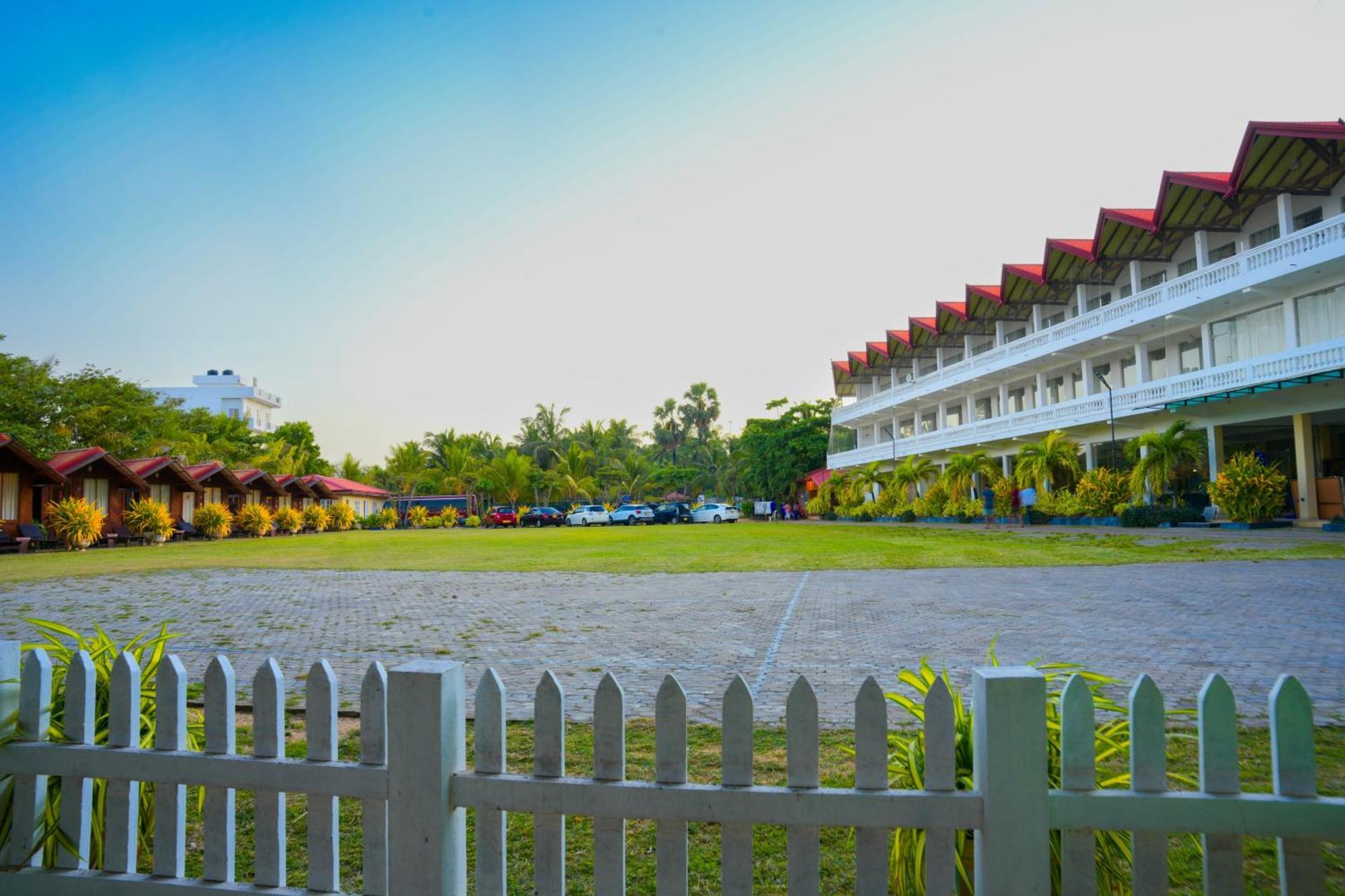 JKAB Beach Resort Trincomalee Exterior foto